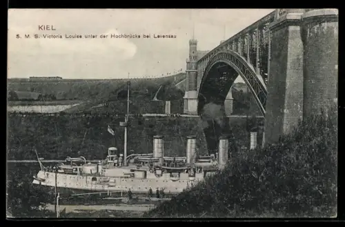 AK Kreuzer S.M.S. Victoria Louise unter der Hochbrücke bei Levensau, Kriegsschiff