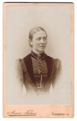 Fotografie Anna Feilner, Oldenburg i. G., Nadorsterstrasse, Charlotte König im taillierten Kleid