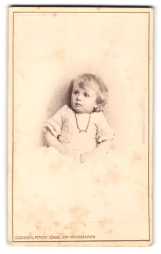 Fotografie Loescher & Petsch, Berlin, Leipziger Strasse 132, Luise v. Holle als Kleinkind