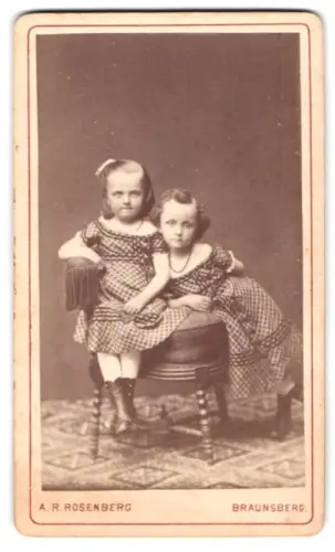 Fotografie A. R. Rosenberg, Braunsberg, Zwei Kinder in karierten Kleidern