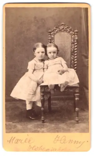 Fotografie F. Henning, Plön, Schlossberg, Maria und Henny Hohenwalde