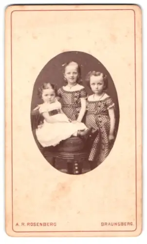 Fotografie A. R. Rosenberg, Braunsberg, Drei Kinder in gemusterten Kleidern