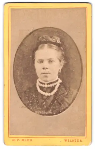 Fotografie H. P. Mohr, Wilster, Frau Puck mit Perlenkette