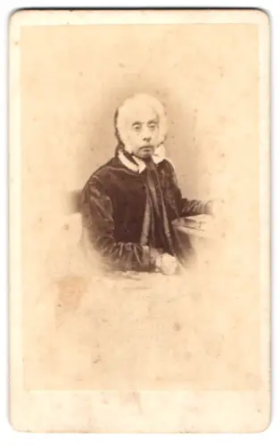 Fotografie F. Henning, Plön, Schlossberg, Frau Luckner mit Haube