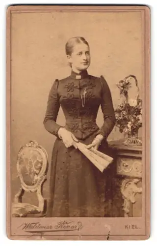 Fotografie Waldemar Renard, Kiel, Sophienblatt 18, Etty Susemihl im taillierten Kleid