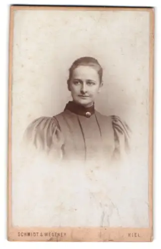 Fotografie Schmidt & Wegener, Kiel, Dänische Strasse 35, Tille Susemihl im Porträt