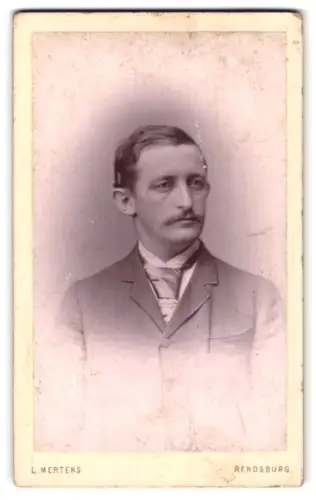 Fotografie L. Mertens, Rendsburg, Am Gymnasium, Max in Anzug und Krawatte