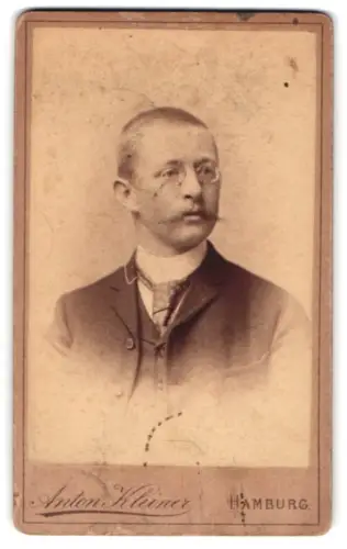 Fotografie Anton Kleiner, Hamburg, Neuerwall 52, Harald mit Brille