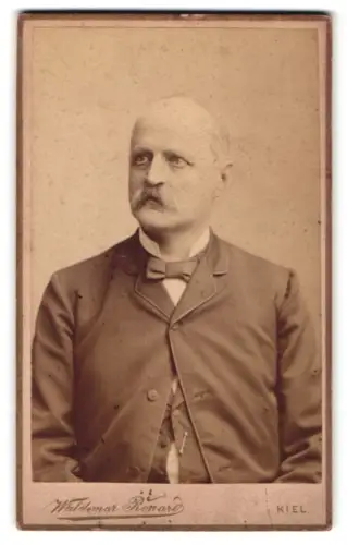 Fotografie Waldemar Renard, Kiel, Sophienblatt 18, Herr Susemihl im Jahr 1895