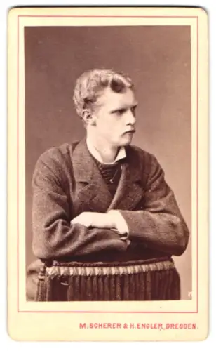 Fotografie M. Scherer & H. Engler, Dresden, Prager Strasse 34, Junger Mann im Porträt