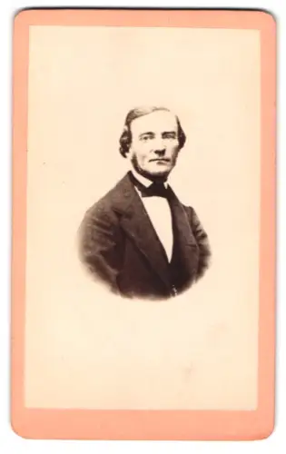 Fotografie unbekannter Fotograf und Ort, Herr Müller in Anzug und Fliege