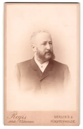 Fotografie A. Regis, Berlin, Prinzenstrasse 44, August im Porträt