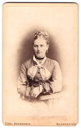 Fotografie Carl Andersen, Neumünster, Fabrikstrasse, Hanne im hochgeschlossenen Kleid