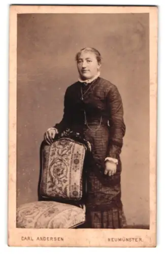 Fotografie Carl Andersen, Neumünster, Fabrikstrasse, Dora im taillierten Kleid