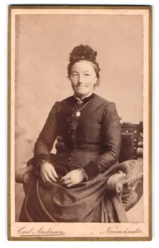 Fotografie Carl Andersen, Neumünster, Frau Strath auf einem Stuhl sitzend