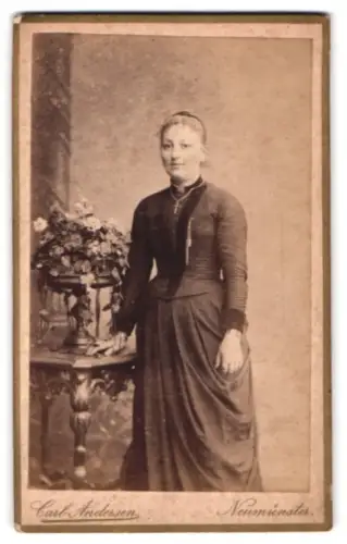 Fotografie Carl Andresen, Neumünster, Katrine im taillierten Kleid