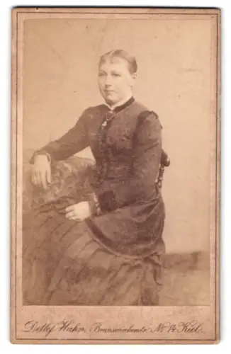 Fotografie Detlef Hahn, Kiel, Brunswikerstrasse 14, Emma Voss im taillierten Kleid