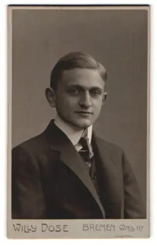 Fotografie Willy Dose, Bremen, Wall 117, Heiny in Anzug und Krawatte