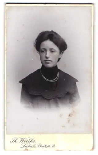 Fotografie Th. Woelfler, Lübeck, Breitestr. 13, Minni Flemming mit hochgestecktem Haar