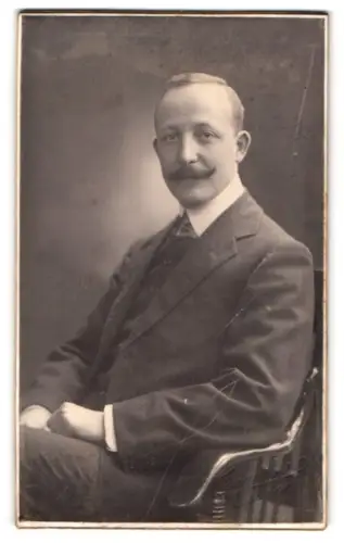 Fotografie H. Weingarten, Essen, Huyssensallee 26, Albert Hilger auf einem Stuhl sitzend