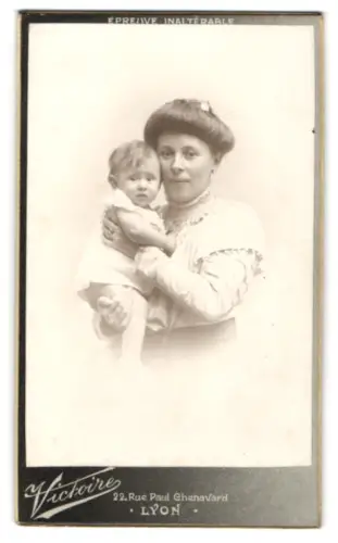 Fotografie Victoire, Lyon, Rue Paul Chenavard 22, Mutter mit Kind