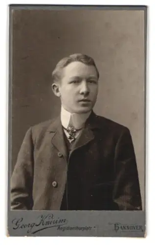 Fotografie Georg Knirim, Hannover, Aegidientorplatz 1, Porträt eines jungen Mannes