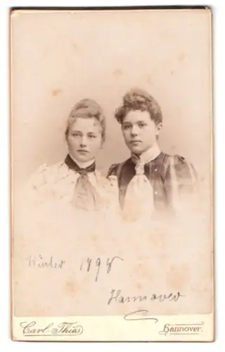 Fotografie Carl Thies, Hannover, Höfestrasse 13, Zwei Frauen im Porträt