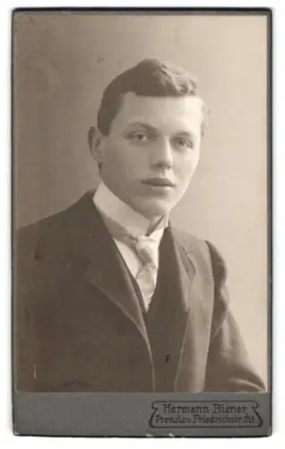 Fotografie Hermann Biener, Prenzlau, Friedrichstr. 215, Fritz Voigt in Anzug und Krawatte