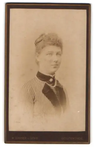 Fotografie W. Sander & Sohn, Geestemünde, Borriesstrasse 10, Minni Bade im gestreiften Kleid