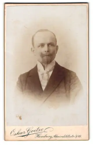 Fotografie Oskar Goetze, Hamburg, Admiralitätsstrasse 9/10, L. Henke im Porträt