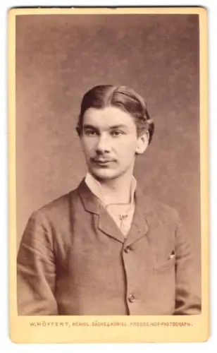 Fotografie W. Höffert, Dresden, See-Str. 10, Louis Nitthuus im Porträt