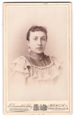 Fotografie F. Jamrath & Sohn, Berlin, Belle-Alliance-Str. 14, Emma Munch im Jahr 1898