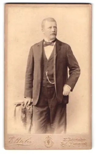 Fotografie E. Bieber, Hamburg, Neuer Jungfernstieg 20, Herr v. Pomewitz im Anzug