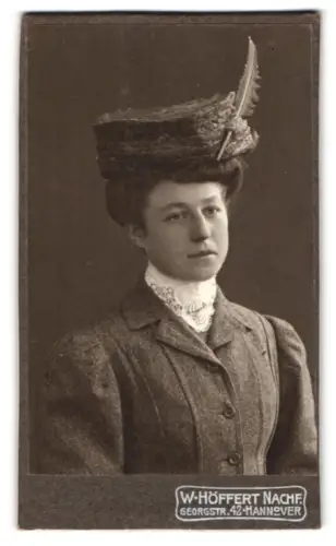 Fotografie W. Höffert Nachf., Hannover, Georgstr. 42, Minna mit Feder am Hut