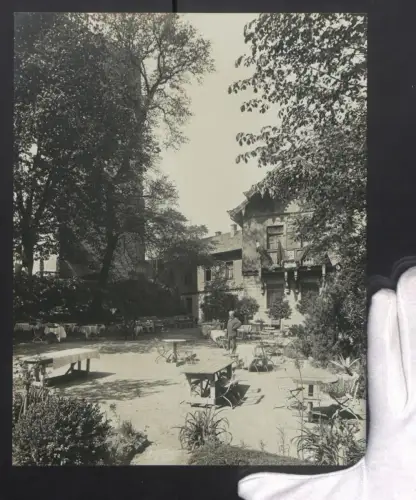 Fotografie Ansicht Baden-Baden, Yburg Restaurant, Aussenbereich für Gäste an einem sonnigen Tag, Grossformat 22 x 28cm