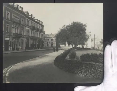 Fotografie Ansicht Baden-Baden, Partie am Bahnhofsplatz mit Grünanlage und Hotel Schweizerhof, Restaurant Stadt Baden