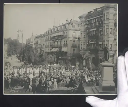 Fotografie Ansicht Baden-Baden, Partie am Leopoldsplatz, Gesellschaft zur Fronleichnamsprozession, Grossformat 28 x 23cm