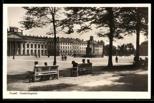 AK Kassel, Friedrichsplatz mit Gebäude u. Denkmal