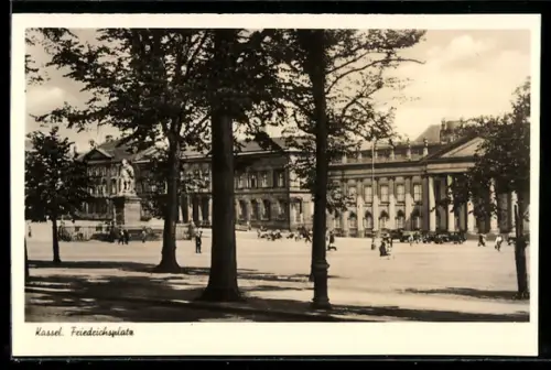 AK Kassel, Friedrichsplatz, Panorama mit Denkmal