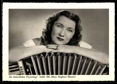 AK Isolde Reh vom Weser Bergland Theater mit Akkordeon, Musikerin