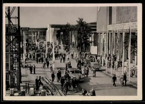 AK Leipziger Messe 1952, Reges Treiben auf dem Gelände der Technischen Messe