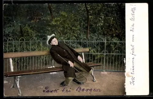 AK Betrunkener Mann kann sich kaum noch auf einer Bank halten