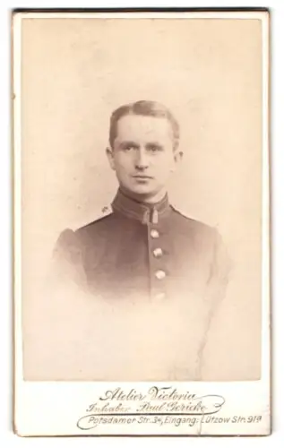 Fotografie Atelier Victoria, Berlin, Potsdamer Str. 34, Garde-Unteroffizier in Uniform, Gross Lichterfelde 1899