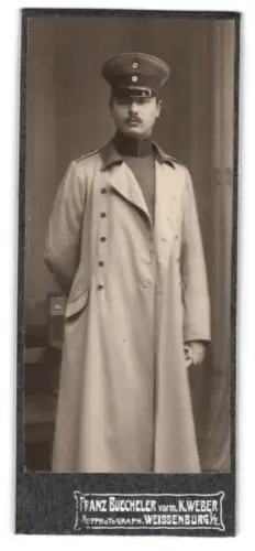 Fotografie Franz Buechler, Weissenburg i. E., Leutnant im Uniformmantel mit Schirmmütze