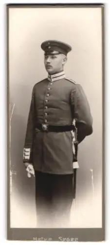 Fotografie Heinr. Sparr, Wandsbek, Schlossstrasse 44, Einjährig-Freiwilliger Garde-Soldat in Uniform mit Bajonett