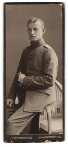 Fotografie Otto Heinrich, Frankfurt a. M., Wilhelmsplatz 20, Soldat in Feldgrau Uniform mit Säbel, Graudenz 1915