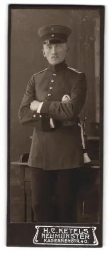 Fotografie H. C. Ketels, Neumünster, Kasernenstr. 40, Soldat in Uniform mit Schirmmütze und Bajonett