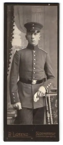 Fotografie A. Lorenz, Süderbrarup, Schleswigerstr. 6, Soldat in Uniform mit Schirmmütze