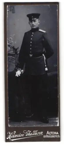 Fotografie Heinrich Schellhorn, Altona, Gr. Roosenstr, 73, Soldat in Uniform mit Schirmmütze und Bajonett