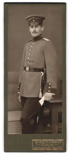 Fotografie W. Reinhardt, Husum, Katharinenstr. 10, Gefreiter in Uniform mit Schirmmütze und Bajonett